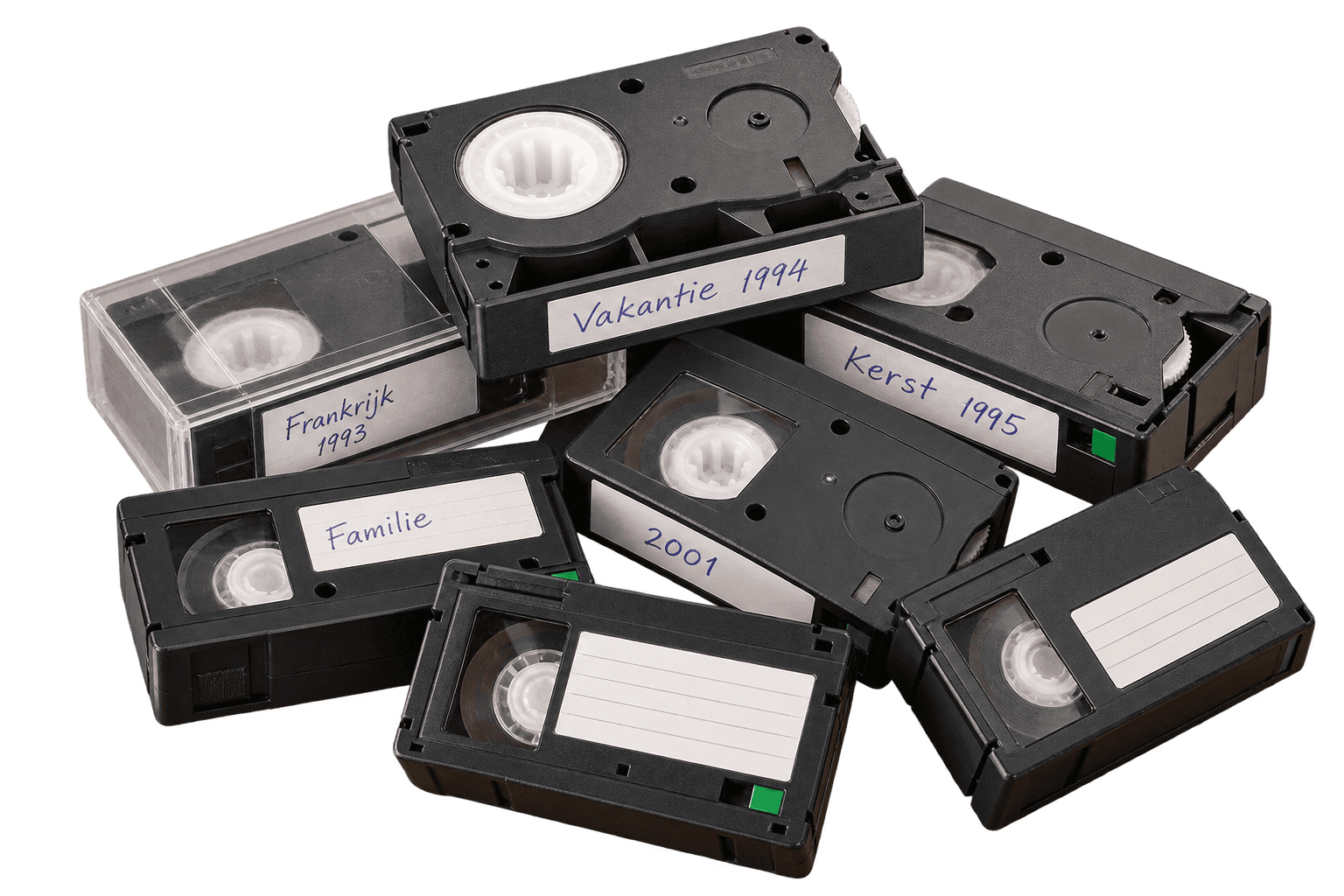 Verzameling oude VHS-C-bandjes met handgeschreven en blanco labels om te digitaliseren