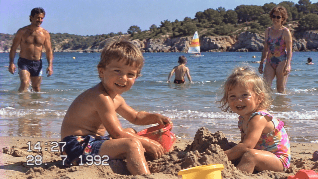 Gedigitaliseerde videobeelden uit 1992 van kinderen tijdens een familievakantie aan zee