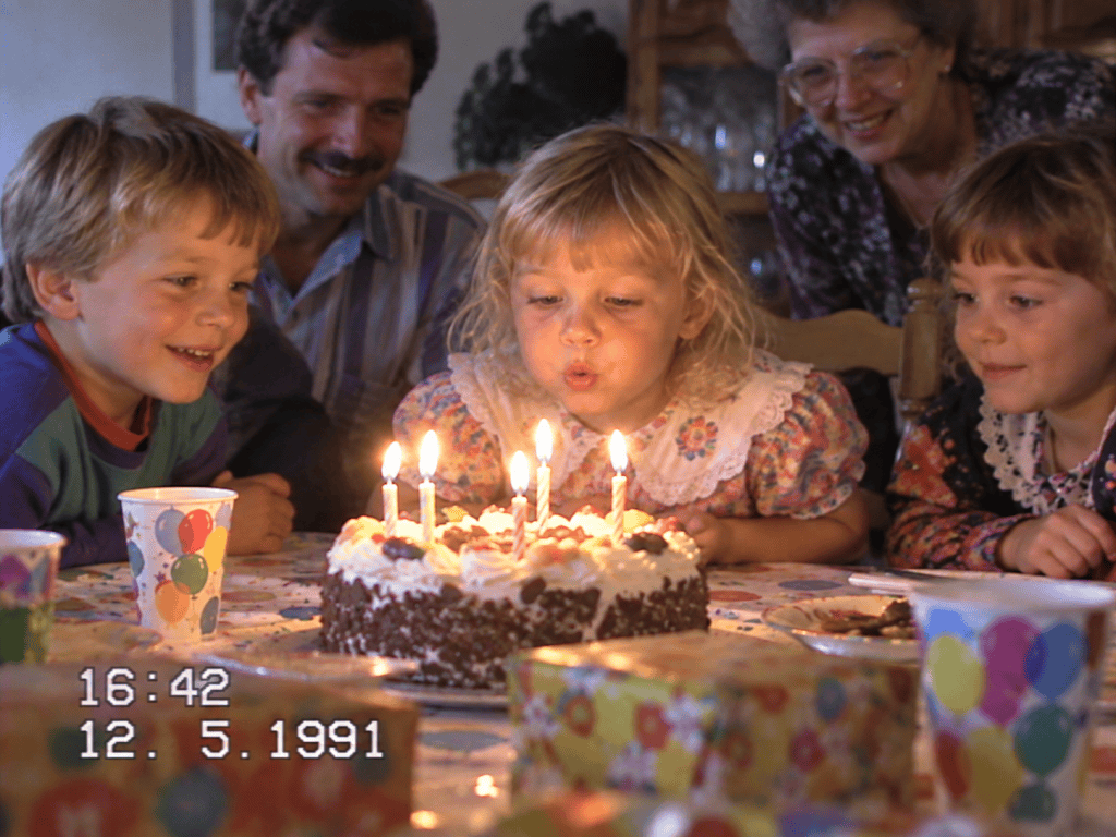 Gedigitaliseerde videobeelden uit 1991 van een kind dat kaarsjes uitblaast tijdens een verjaardag