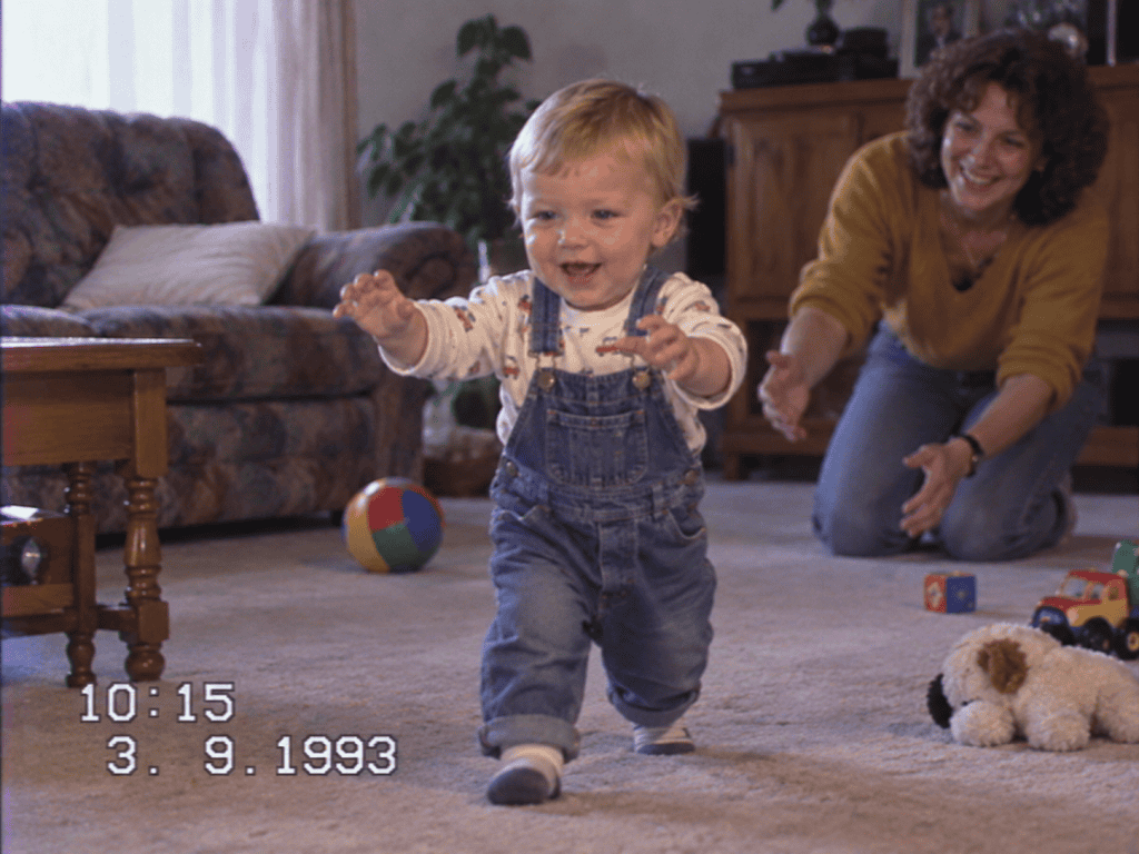 Gedigitaliseerde videobeelden uit 1993 van een kind dat thuis zijn eerste stapjes zet