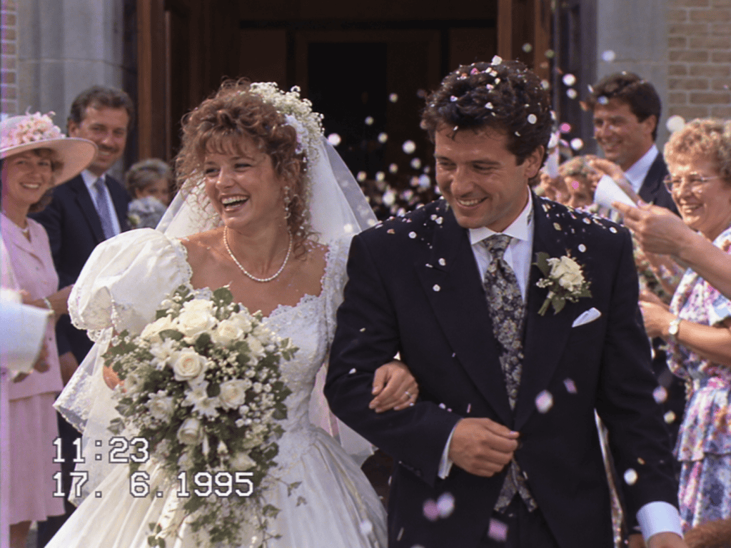 Gedigitaliseerde videobeelden uit 1995 van een bruidspaar dat na de bruiloft de kerk verlaat
