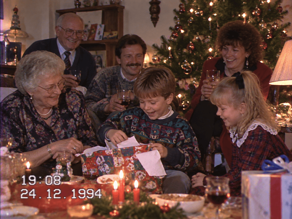Gedigitaliseerde videobeelden uit 1994 van een familie die samen kerst viert